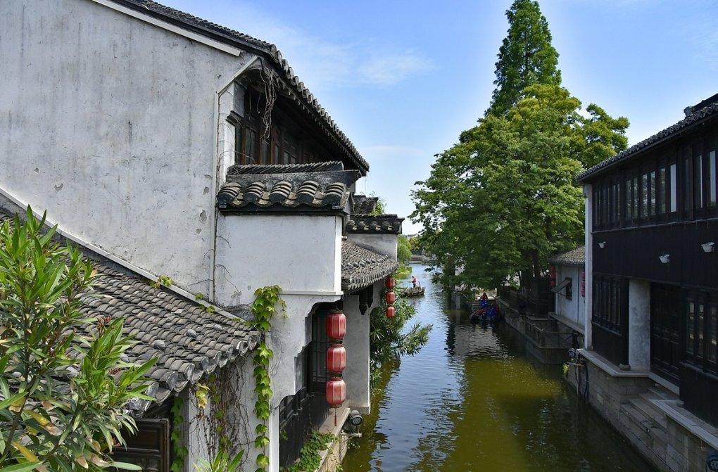 结婚当天临时封路！他们坐上了最贵的婚车！