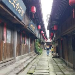 晚上睡觉后背疼，把枕头垫高就好点怎么回事？